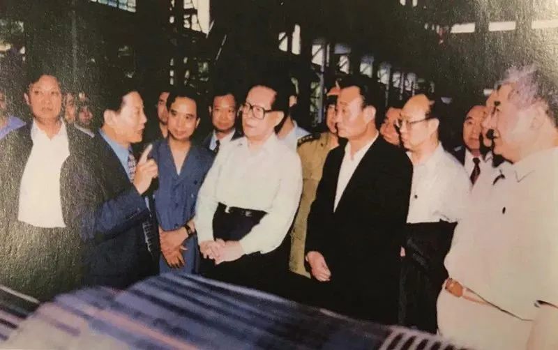 1999年6月16日，时任中共中央总书记、国家主席、中央军委主席江泽民在银河